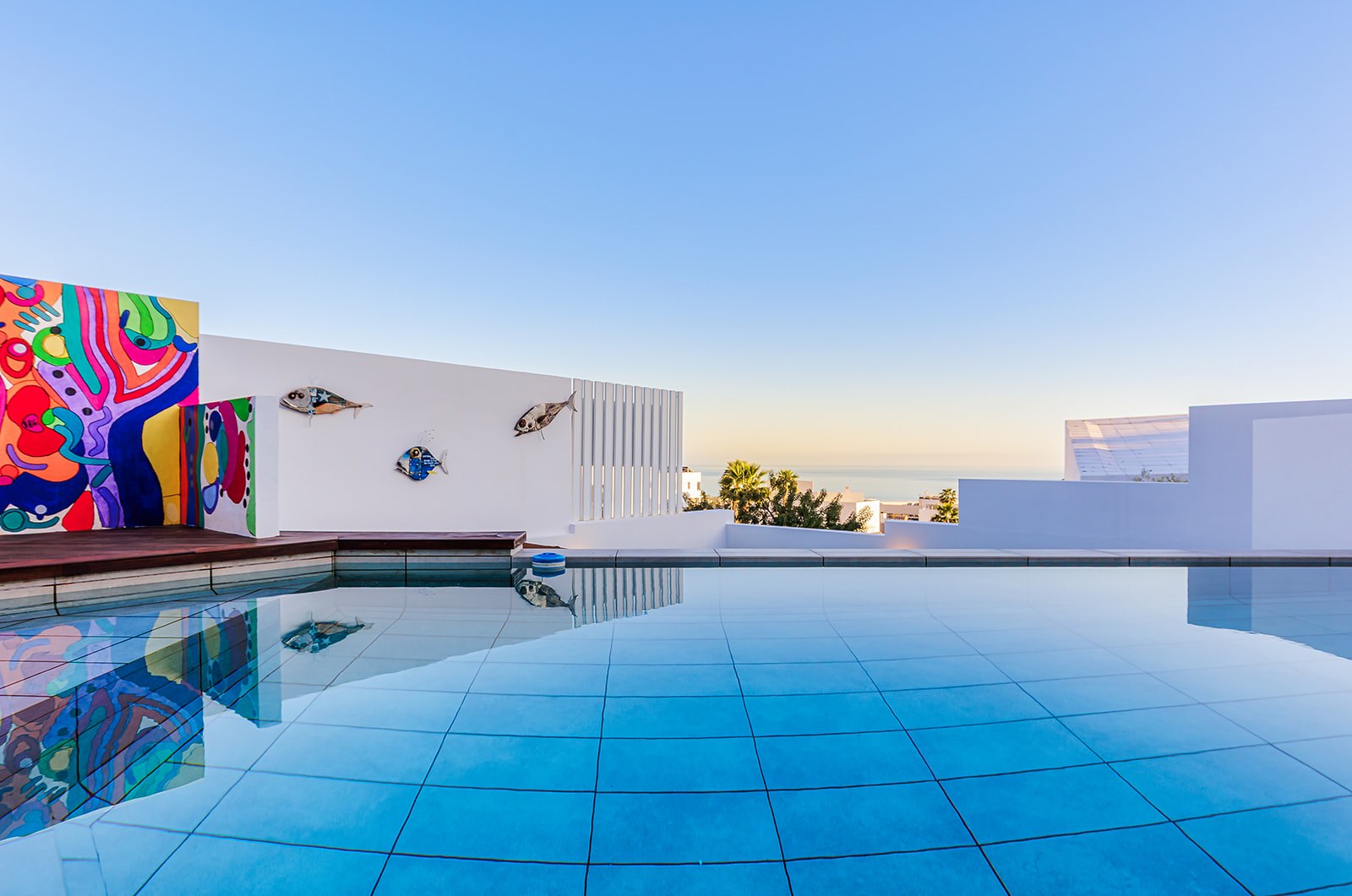 Villa moderna con piscina al atardecer en Marbella — fotografía inmobiliaria Costa del Sol