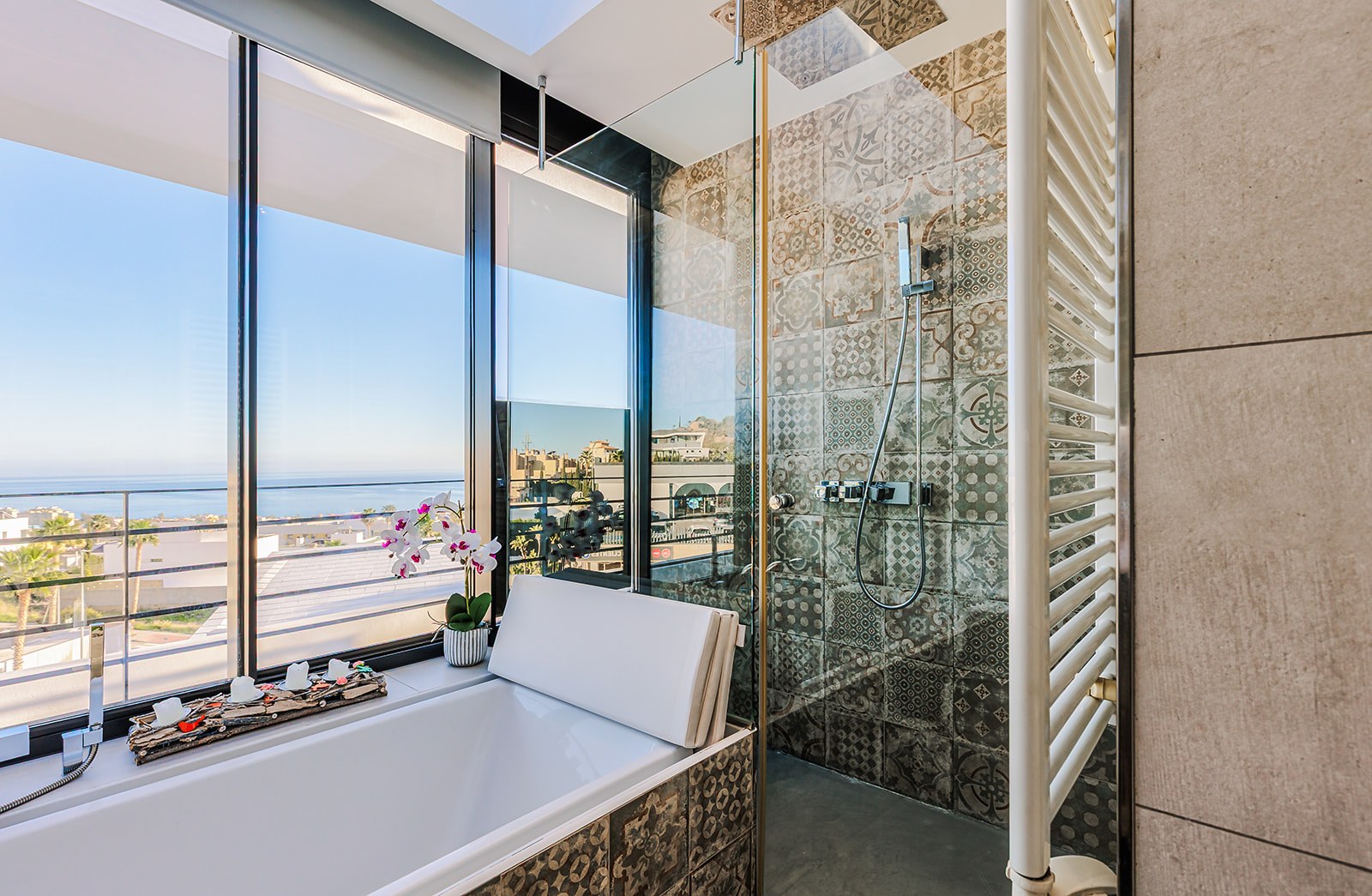 Baño de villa de lujo en Marbella — fotografía inmobiliaria HDR